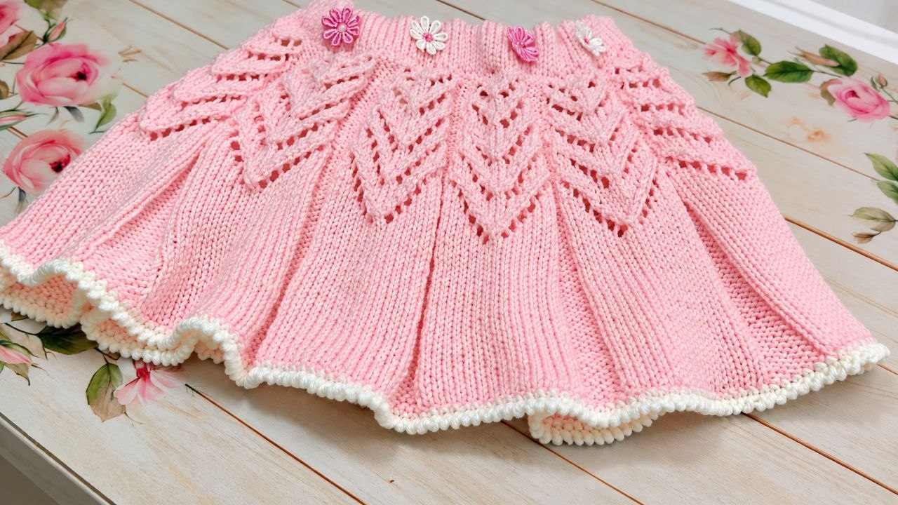 Falda calada rosa extendida sobre fondo floral