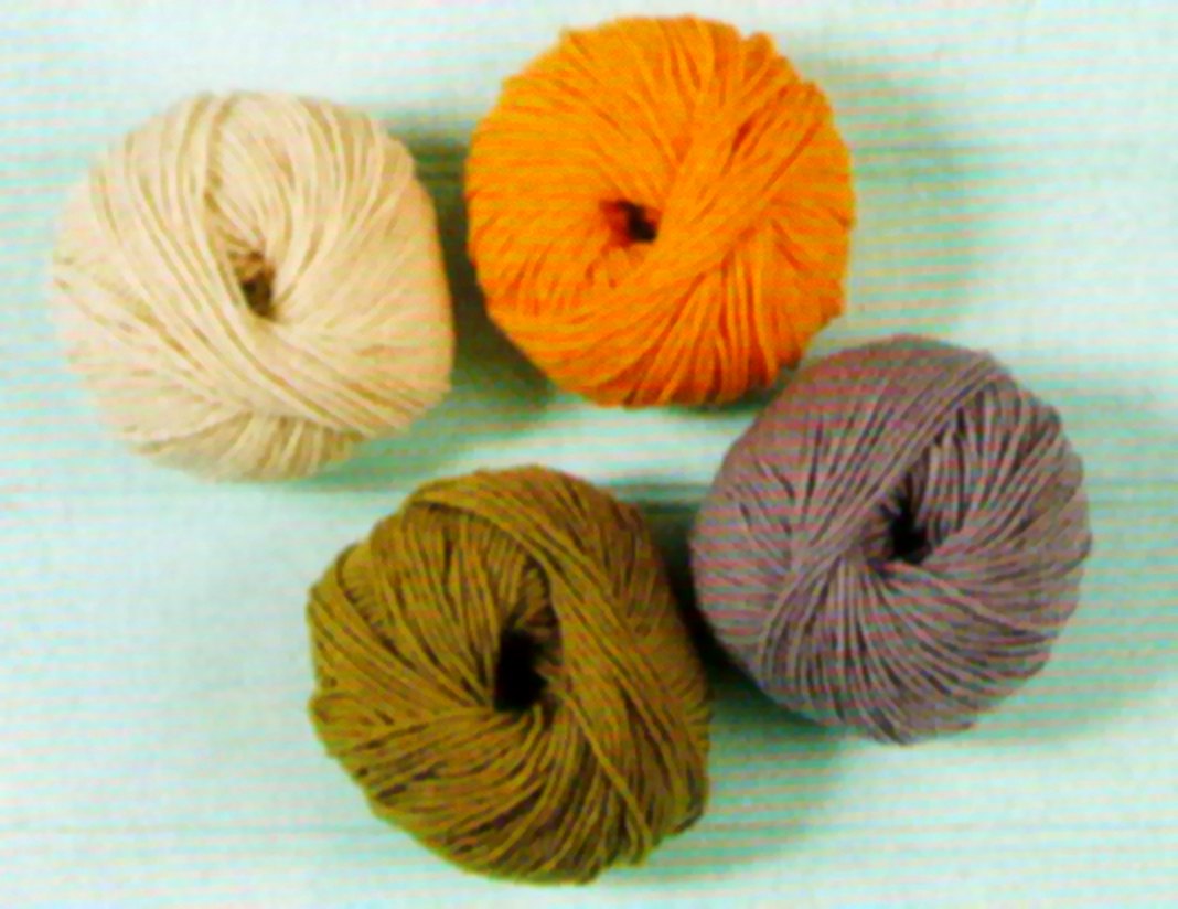 Bufanda de rayas a ganchillo para principiantes (patrón gratis) 4 Cuatro ovillos de lana merino en crudo, amarillo, verde y gris